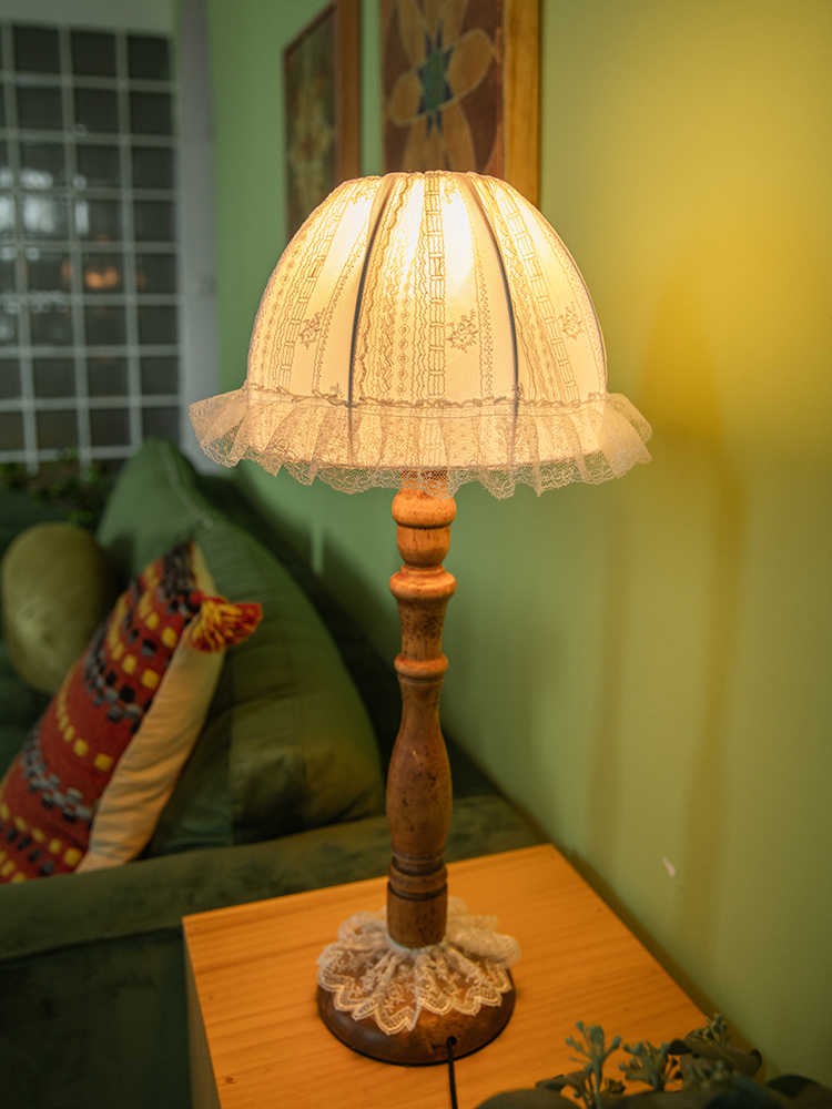 European Solid Wood Table Lamp - Desk Setup Wallpaper recension och pris